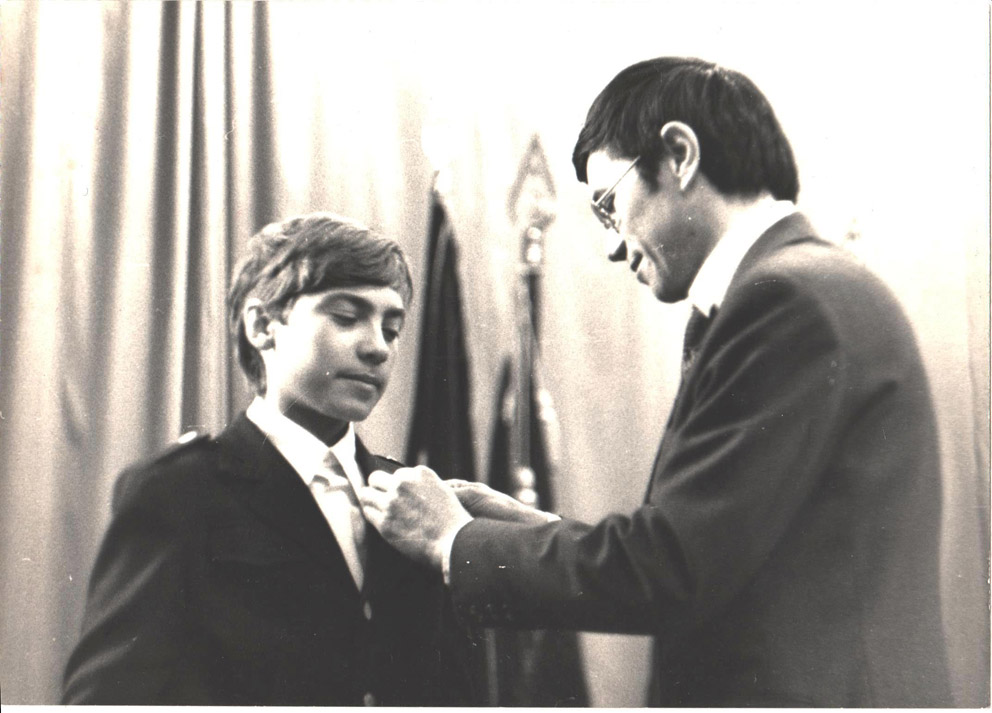 Александр Гаврильев вручает комсомольски билет.jpg