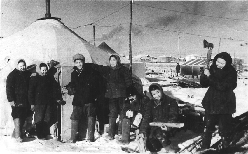 Выпускники школы №2 Якутска на строительстве города Мирного.jpg