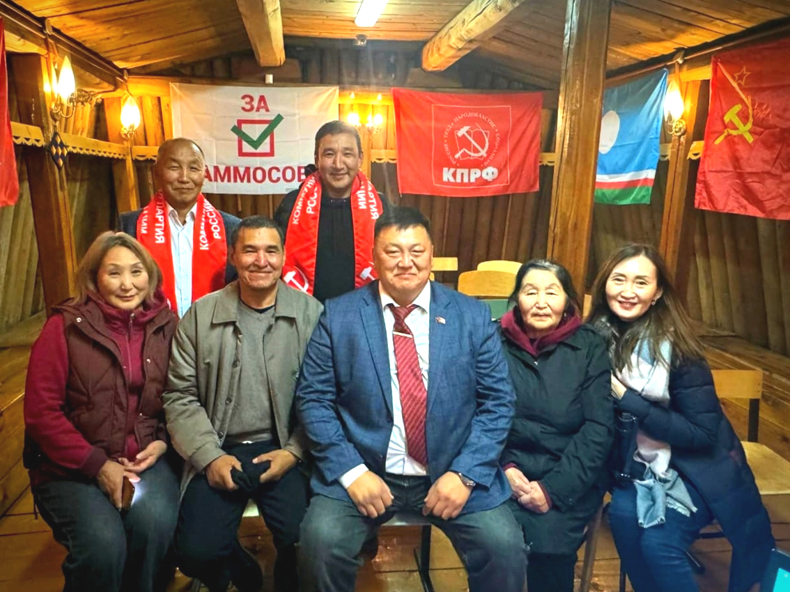 Геннадий Оллонов и его команда.jpg