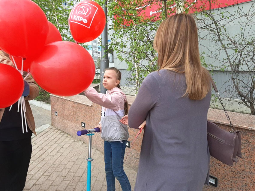 Девочка с мамой удивились подарку.jpg